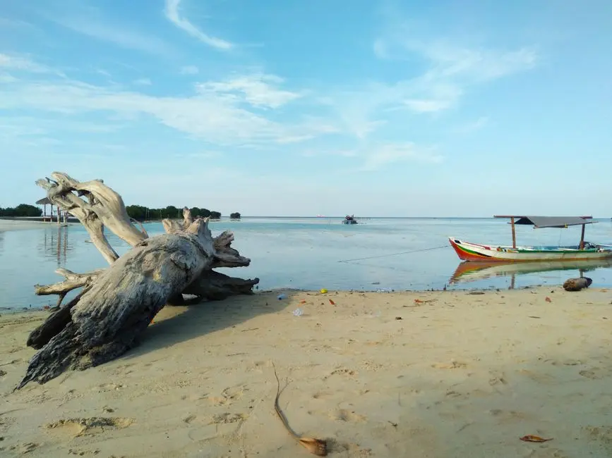 Pantai untuk jalan-jalan lokal di Lampung Selatan
