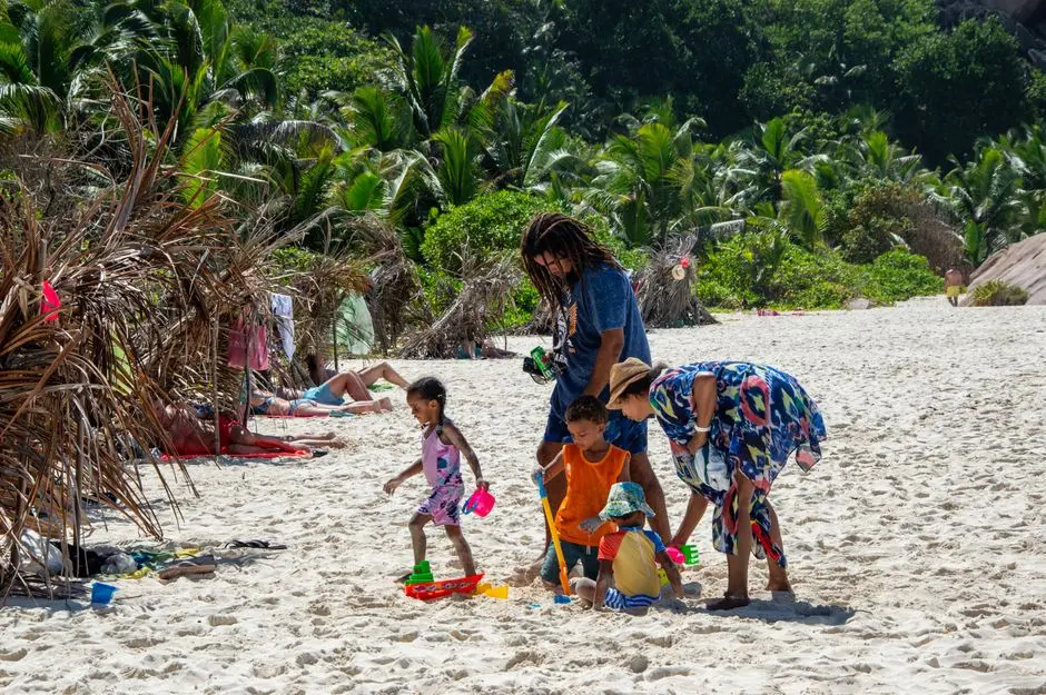 Keluarga bermain di pantai Sebalang Kalianda