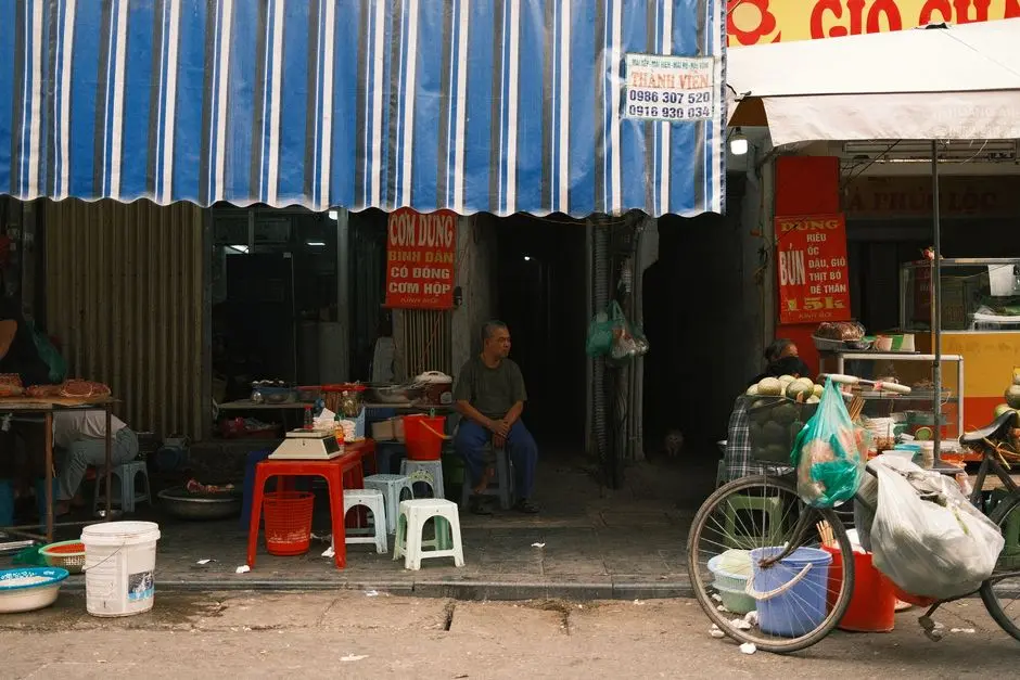 Tampak depan Warung Pak Joyo dengan kursi plastik warna-warni